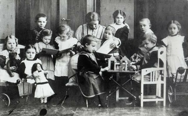 (1900)  primer establecimiento de preescolar.