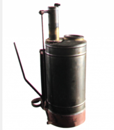 primeiro pulverizador de costas, hoje guardado no memorial da fundação