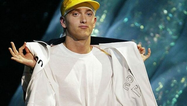 Sukaldari moduan lan egiten zuen eta musikaren munduan sartzen zailatu zen