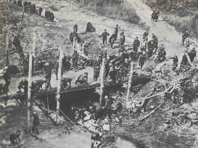 Italia invade Grecia.