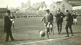 Der Fußball begann sich im modernen Europa ab dem Mittelalter zu entwickeln. Irgendwann um das 9. Jahrhundert traten ganze Städte in England einem Schwein von einem Wahrzeichen zum anderen.