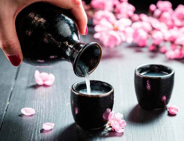 NACEN BEBIDAS DESTILADAS DE EL FERMENTO COMo EL SAKE