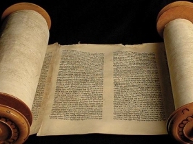 El libro desplaza al rollo