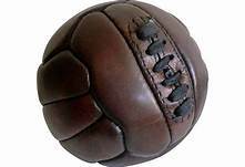 Fußbälle bestanden früher aus Gummi. Charles Goodyear schuf 1855 den ersten vulkanisierten Gummifußball.