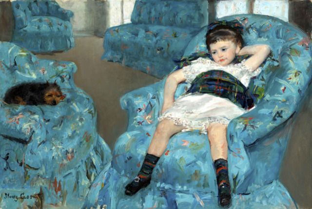Niña pequeña en un sillón azul