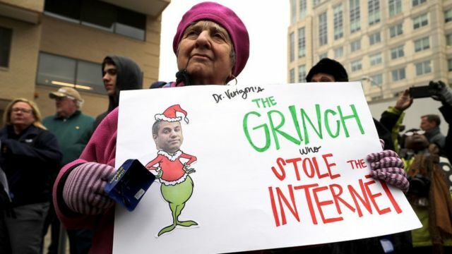 Se  convocó  a  protestas  en  línea,  correos  electrónicos  y  llamadas  telefó-nicas tanto a la FCC como a la Casa Blanca y el Congreso de Estados Unidos y a una vigilia afuera de dicho edificio