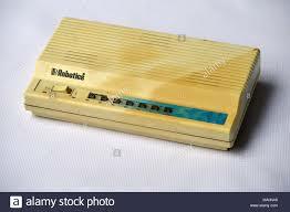 El nuevo avance.La compañia Bell realizó el primer modem que permitió transmitir información hacia una linea telefónica.