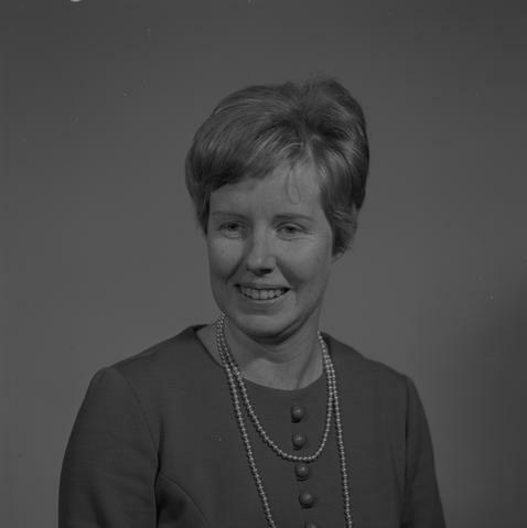 Kozier dice que el proceso enfermero comprende las mismas etapas que el proceso científico. 	Barbara Kozier citó que Linda Hall creó el termino proceso de enfermería.