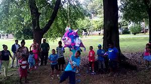 Cumplí 5 y mi papá me regaló unos aretes de delfín, e invitaron a mis compañeros a partir mi piñata a casa