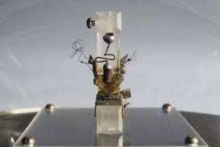 Se inventa el transistor