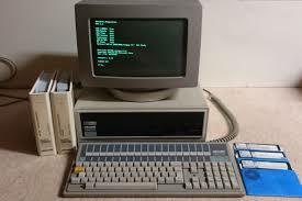 en 1965 se lanza la primera computadora de escritorio