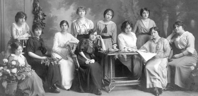 Aurora Navas Diaz como profesora adjunta interina, Javier Laserna Vazquez, Catalina Bosch Ojeda y Fuentesanta Sanchez Rojas como profesores ayudantes