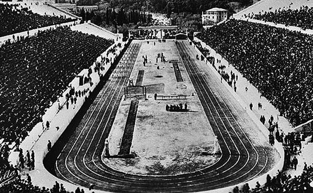 se crean los primeros juegos olimpicos modernos celebrados en grecia con cinco deportes pista, campo, tiro, esgrima y gimnacia.