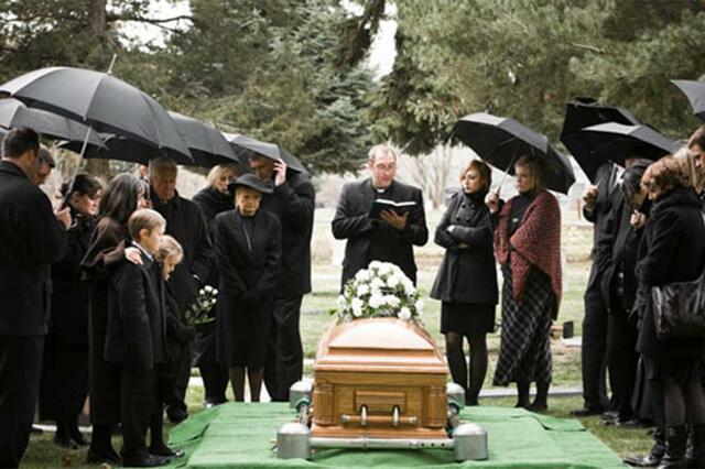 As soon as my uncle "Andres" had died, I traveled to his funeral.