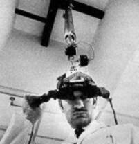 1965: Ivan Sutherland crea un casco llamado Ultimate Display