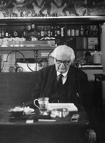 Escreve a obra "Biologia e conhecimento"