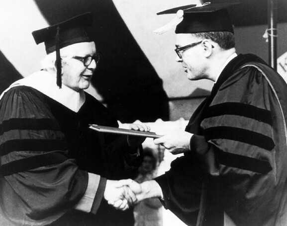 Recebe o  título de "doutor honoris causa" pela  Universidade de Clark