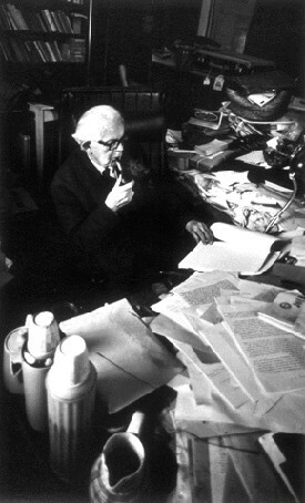 Recebe o título de "doutor honoris causa" pela Universidade de Yale