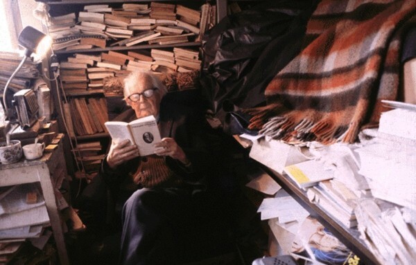 Recebe o Prêmio Balzan pelo destaque nas Ciências Sociais e Políticas