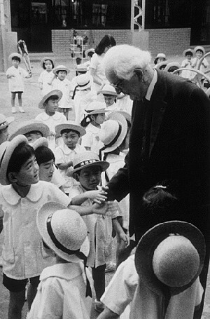 Recebe o título de "doutor honoris causa" pela Universidade de Bristol