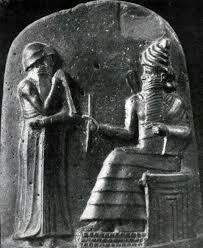 Хаммурапи перед богом Шамашем. Рельеф стелы законов Хаммурапи из Суз