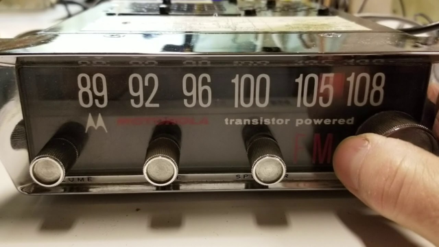 La primera radio de auto con frecuencia modulada vendida en masa