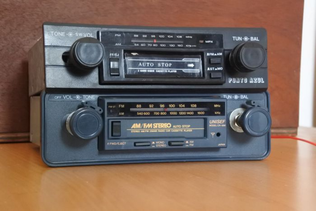 Primera radio con reproductor de casetes