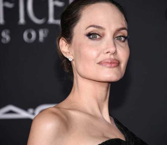 BIOGRAFIA ANGELINA JOLIE timeline | Timetoast timelines
