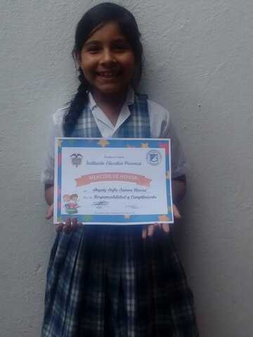 ANGELY GANO SU MENCIÓN DE HONOR