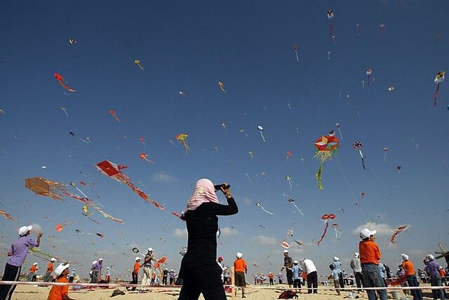 Amir wins the Kite flying contest and Hassan is raped