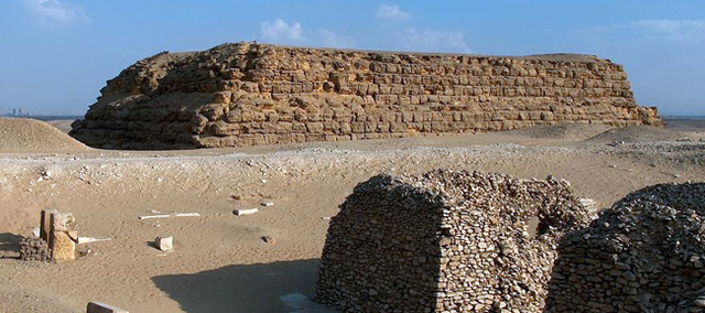 Concepto de primeras pirámides: mastabas