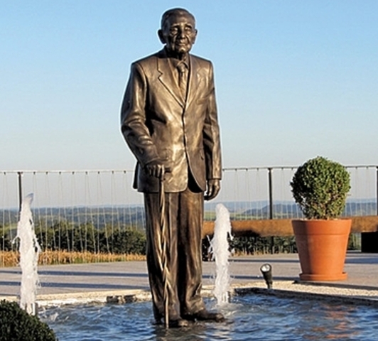 Estátua Shunji Nishimura