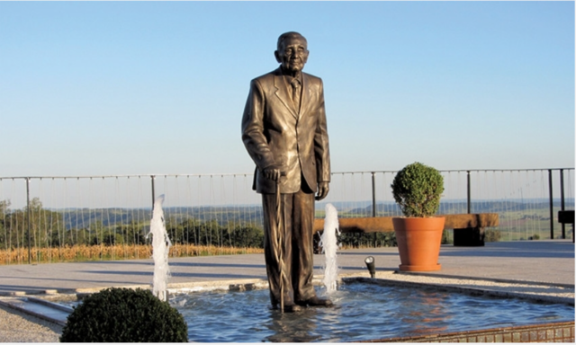 Shunji Nishimura- monumento