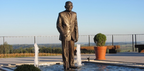 Monumento Fundação Shunji Nishimura