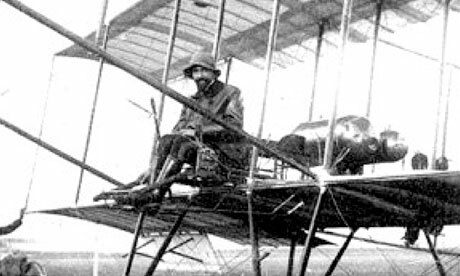 El Primer Bombardero Surca los Cielos