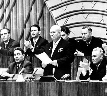 Denuncia a Stalin ante en el congreso del partido comunista