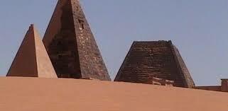 Construcción de fortalezas de adobe en Nubia.