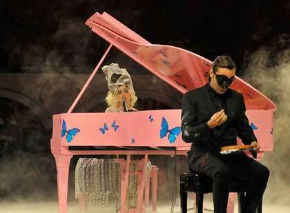 Performance al Moca di Los Angeles, Lady Gaga e Francesco Vezzoli