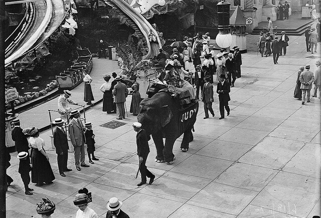 Little Hollowland Opens and Closes