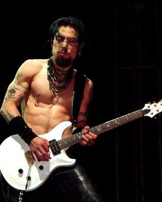 John Frusciante leaves, Dave Navarro joins