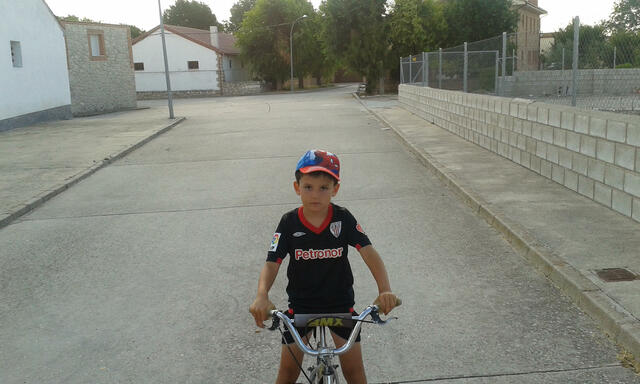 BIZIKLETAZ IBILTZEN IKASTEN