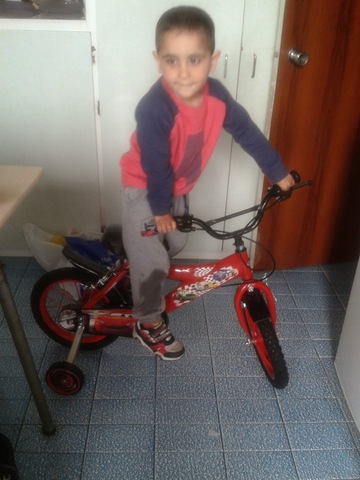 Bizikletan ibiltzen ikasi nuenean.