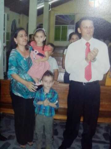 con mis padres en la iglesia