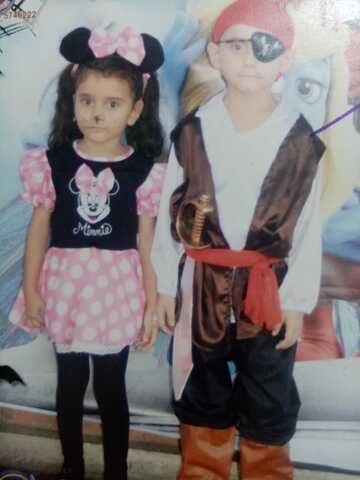 Disfrazada el 31 de octubre con mi hermano Daniel