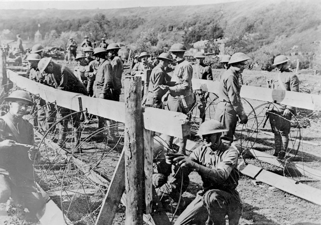 «Batalla de fronteras» en el norte (frontera franco-belga) y el este (frontera franco-alemana). Las tropas francesas retroceden 200 kilómetros.