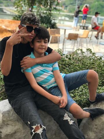 tarde con mi hermano