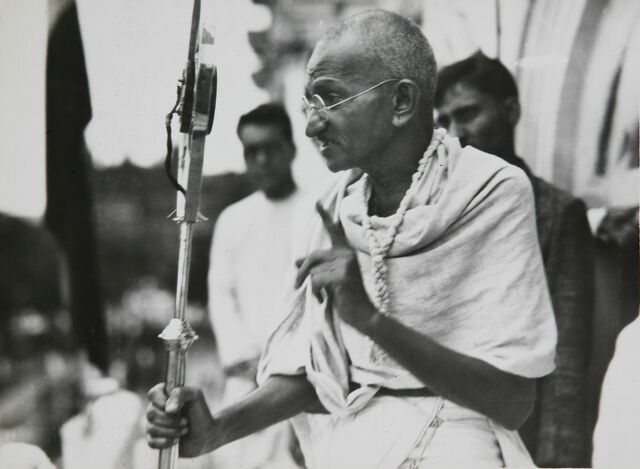 Gandhi declares he would rather die than follow anti-Asian law