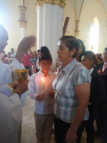 Mi primera comunión con nervios al lado de mi Abu..