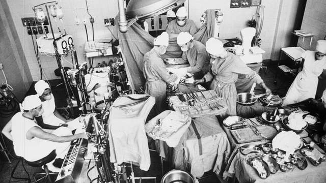 •	Primer trasplante de corazón Christiaan Barnard