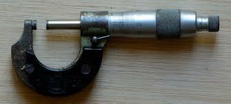 Henry Maudslay construye un micrómetro con una precisión de la milésima parte de una pulgada.